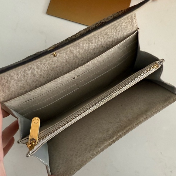 Monogram Dentelle Sarah Wallet Silver ~ EUC - Picture 13 of 16